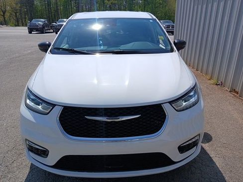 Used 2024 Chrysler Pacifica Touring-L FWD image 8