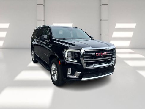 Used 2024 GMC Yukon SLT w/ SLT Luxury Package image 3