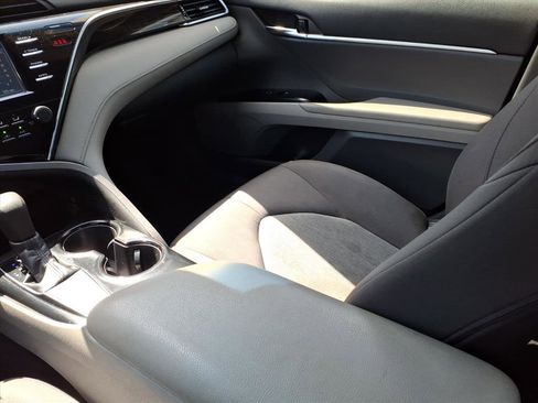 Used 2018 Toyota Camry LE image 19