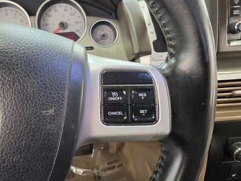 Used 2011 Volkswagen Routan SEL FWD image 18