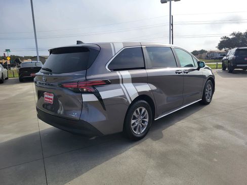 Used 2022 Toyota Sienna LE image 4