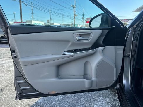 Used 2015 Toyota Camry SE image 9
