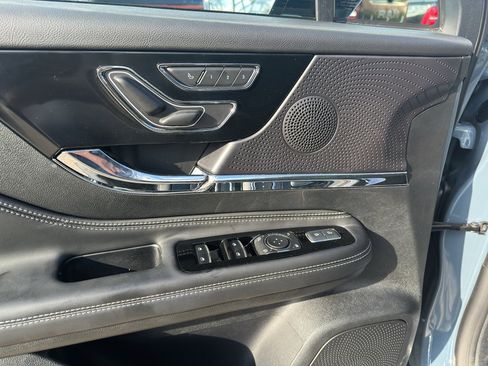 Used 2025 Lincoln Corsair Premiere image 10