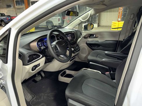 Used 2022 Chrysler Voyager LX FWD image 28
