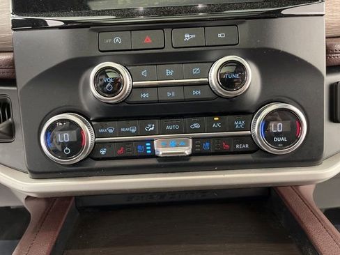 Used 2024 Ford Expedition Limited image 27