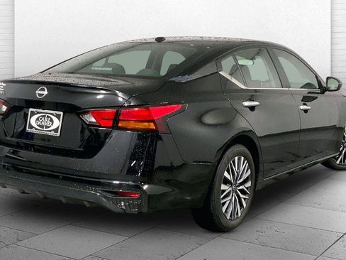 Used 2025 Nissan Altima 2.5 SV FWD image 13