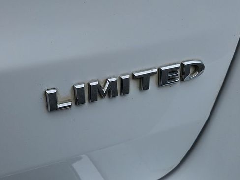 Used 2017 Jeep Grand Cherokee Limited image 27