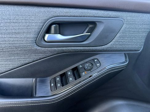 Used 2023 Nissan Rogue SV AWD/4WD image 12