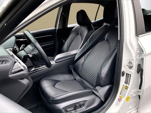 Used 2018 Toyota Camry SE image 19