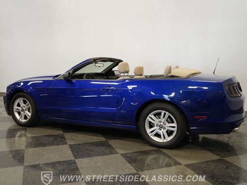 Used 2014 Ford Mustang Convertible RWD image 9