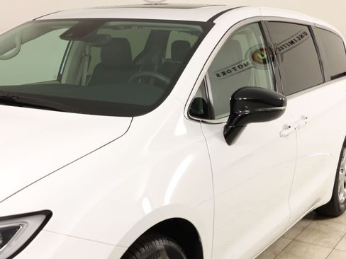 Used 2024 Chrysler Pacifica Limited FWD image 49