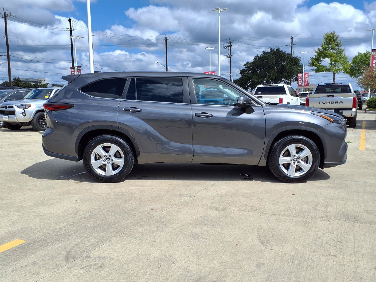 Used 2025 Toyota Highlander LE FWD image 4