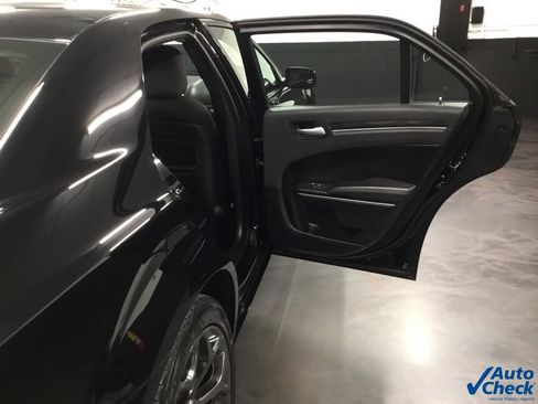 Used 2018 Chrysler 300 Touring w/ Sport Appearance Package image 33