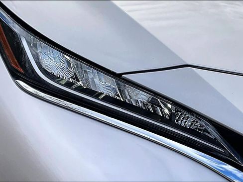 Used 2022 Toyota Venza LE image 28