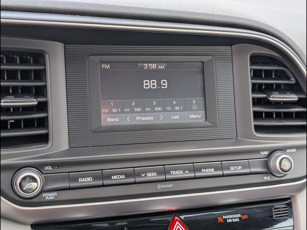 Used 2020 Hyundai Elantra SE FWD image 14