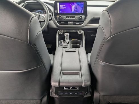 Used 2025 Toyota Grand Highlander AWD image 31