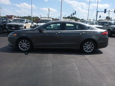 Used 2017 Ford Fusion SE w/ Fusion SE Technology Package FWD image 4