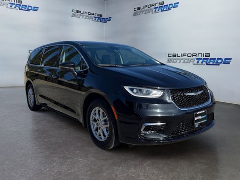 Used 2023 Chrysler Pacifica Touring-L image 3