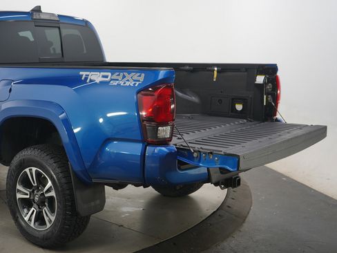 Used 2018 Toyota Tacoma TRD Sport image 9