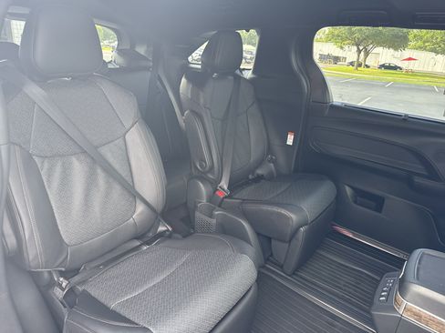 New 2025 Toyota Sienna Platinum image 34