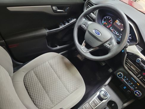 Used 2020 Ford Escape SE image 18