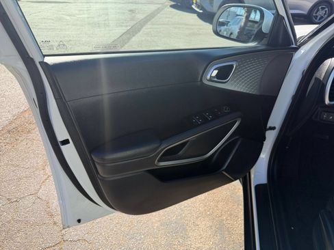 Used 2025 Kia Soul LX w/ LX Technology Package FWD image 18