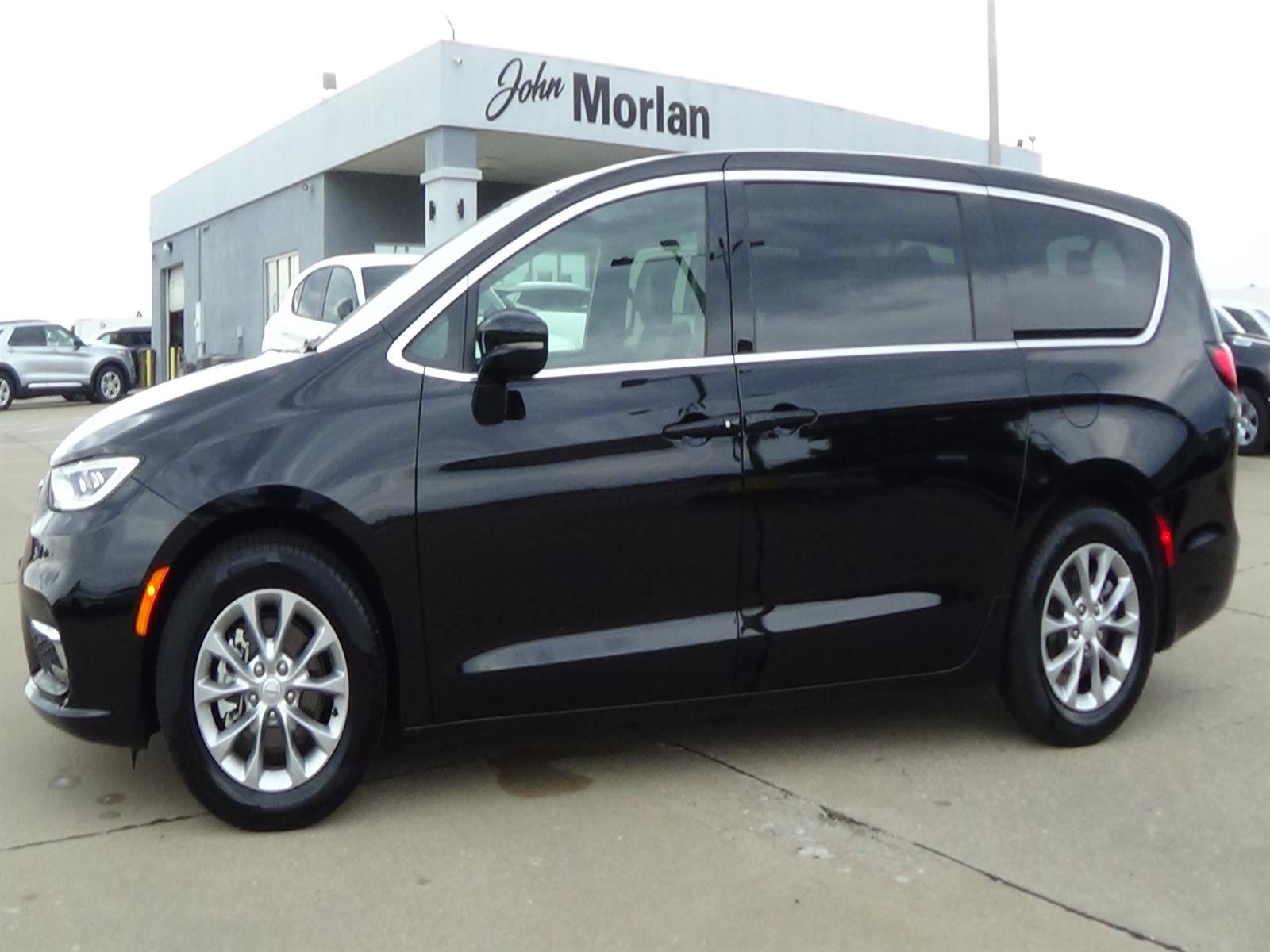 Used 2026 Chrysler Pacifica Limited FWD image 1