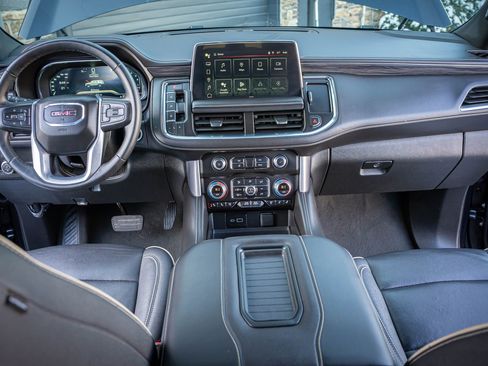 Used 2024 GMC Yukon XL SLT image 30