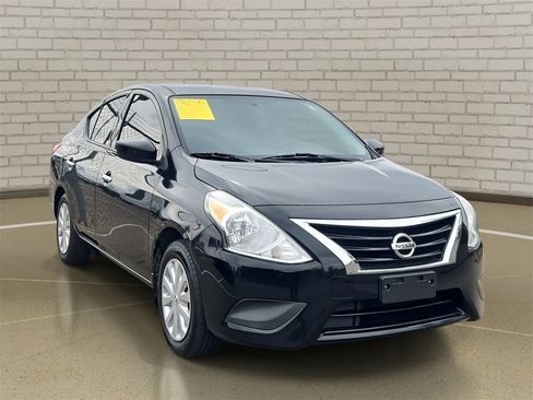 Used 2017 Nissan Versa SV image 3