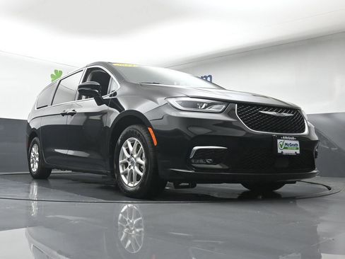 Used 2024 Chrysler Pacifica Touring-L FWD image 25
