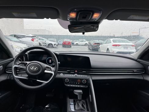 Used 2025 Hyundai Elantra SEL image 34