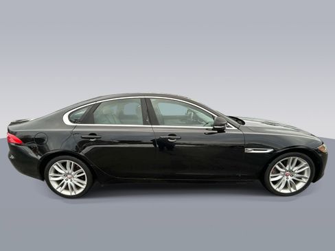 Used 2016 Jaguar XF Prestige RWD image 2