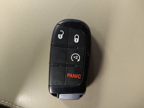 Used 2019 Jeep Grand Cherokee Laredo AWD/4WD image 32