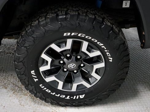 Used 2020 Toyota Tacoma TRD Off-Road w/ Technology Package image 18