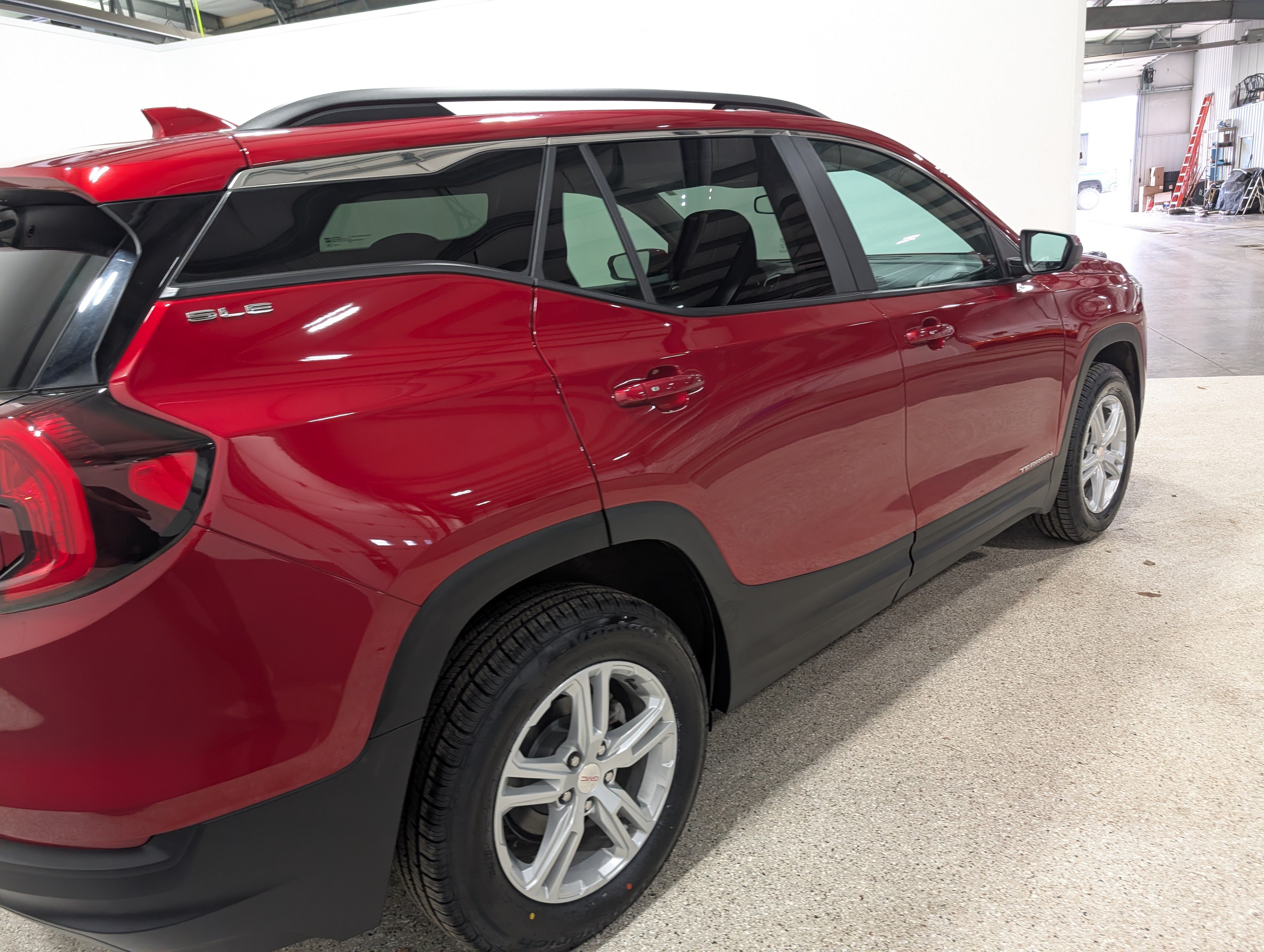 Used 2024 GMC Terrain SLE w/ Driver Convenience Package AWD/4WD image 3