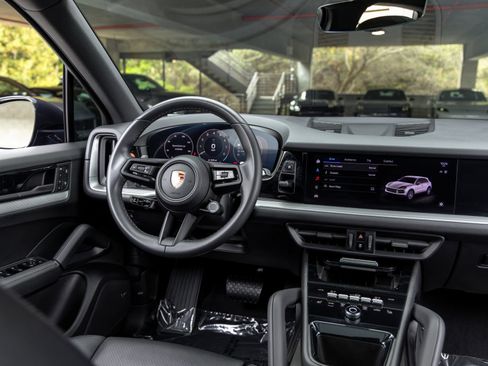 Certified 2024 Porsche Cayenne AWD/4WD image 38