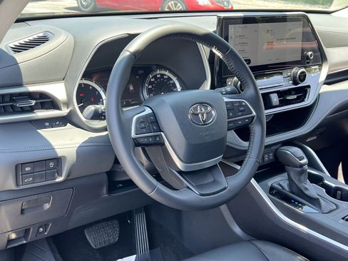 Used 2024 Toyota Highlander XLE AWD/4WD image 15