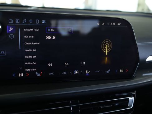 Used 2024 Chevrolet Traverse LT image 13