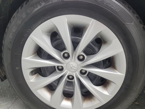 Used 2016 Toyota Camry LE w/ Four Season Floor Mat Package FWD image 31