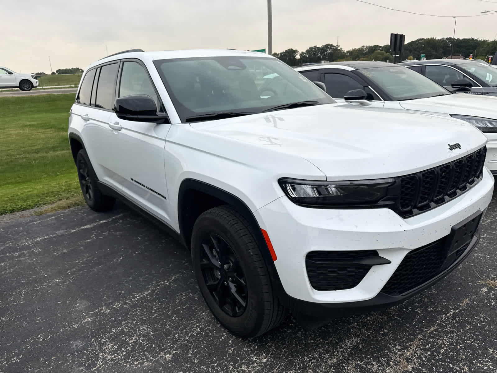 Used 2024 Jeep Grand Cherokee Altitude AWD/4WD image 3