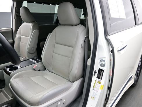 Used 2020 Toyota Sienna XLE w/ XLE Navigation Package AWD/4WD image 12