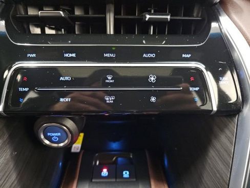 Used 2021 Toyota Venza Limited image 27