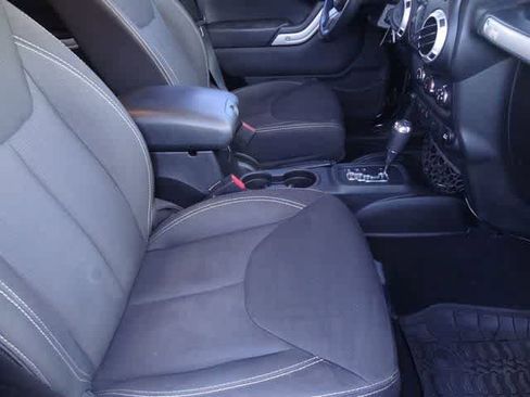 Used 2015 Jeep Wrangler Unlimited Sahara image 12
