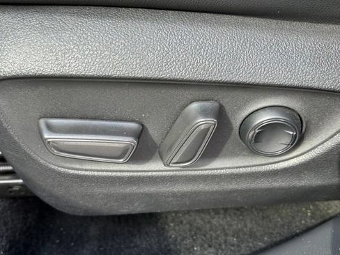 Used 2021 Toyota Highlander XLE AWD/4WD image 7