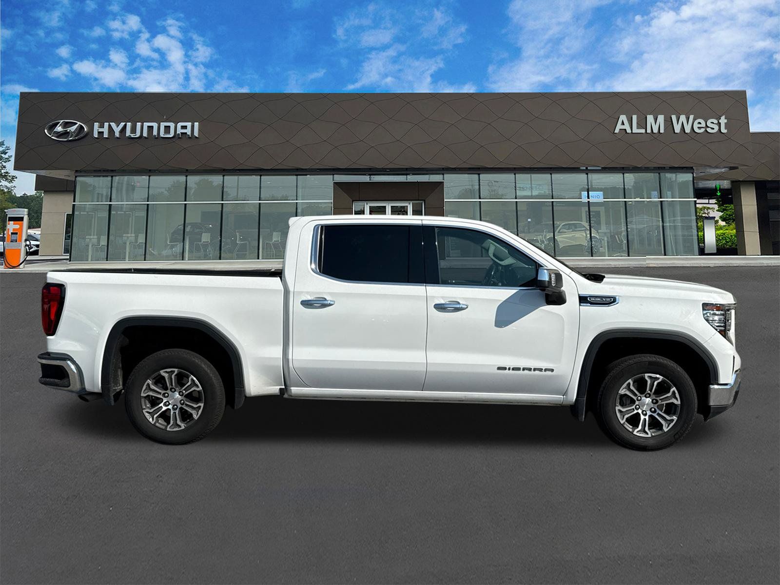 Used 2025 GMC Sierra 1500 SLT RWD image 4