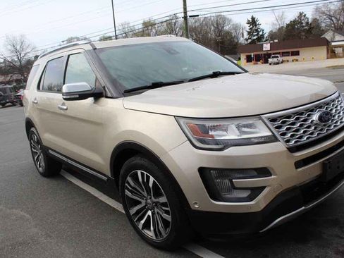 Used 2017 Ford Explorer Platinum AWD/4WD image 3