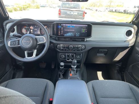 Used 2025 Jeep Wrangler Sahara image 5