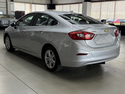 Used 2017 Chevrolet Cruze LT w/ Convenience Package FWD image 4