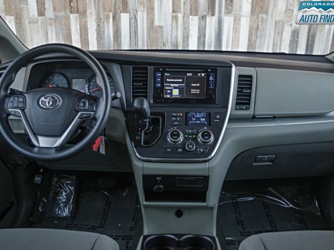 Used 2015 Toyota Sienna LE image 17