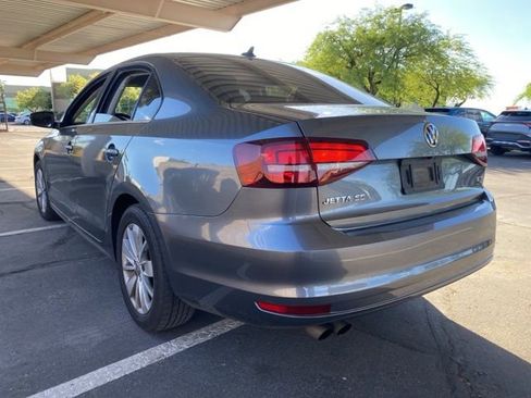 Used 2016 Volkswagen Jetta SE image 2